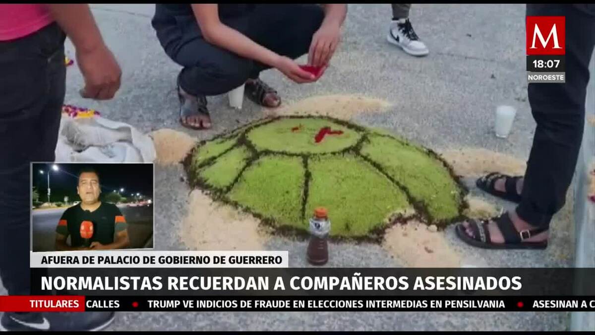 Normalistas colocan ofrenda en Palacio de Gobierno de Chilpancingo