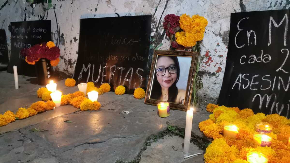 Se colocaron algunas fotografías y veladoras. (Abraham Jiménez)