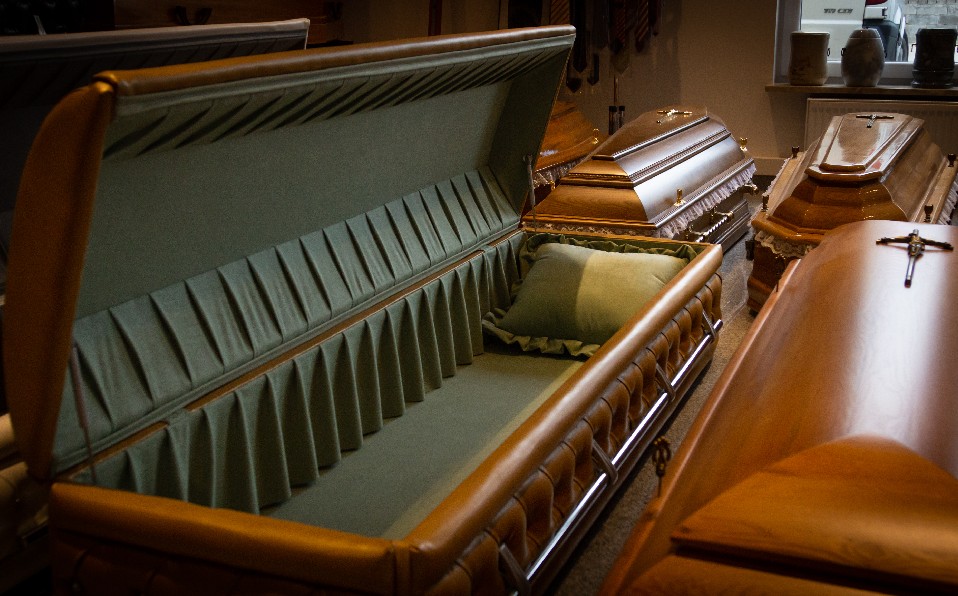 Ataúdes en funeraria. (Foto: Shutterstock)