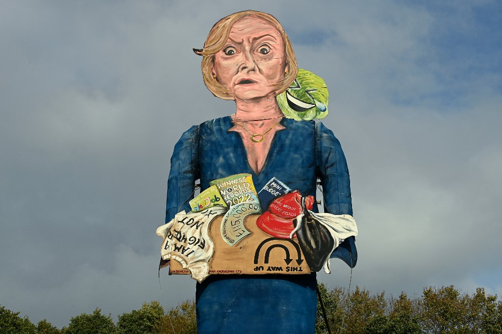 Efigie de Liz Truss a quemarse en noche de hogueras el 5 de noviembre. (AFP)