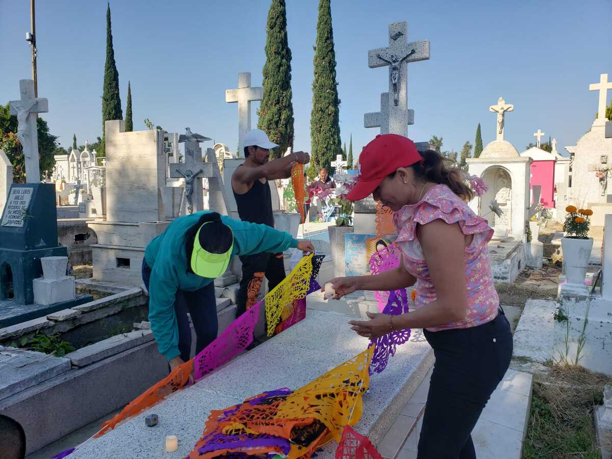 Familias acuden desde muy temprano a los panteones para limpiar y decorar las capillas de sus seres queridos (Diana Barajas)