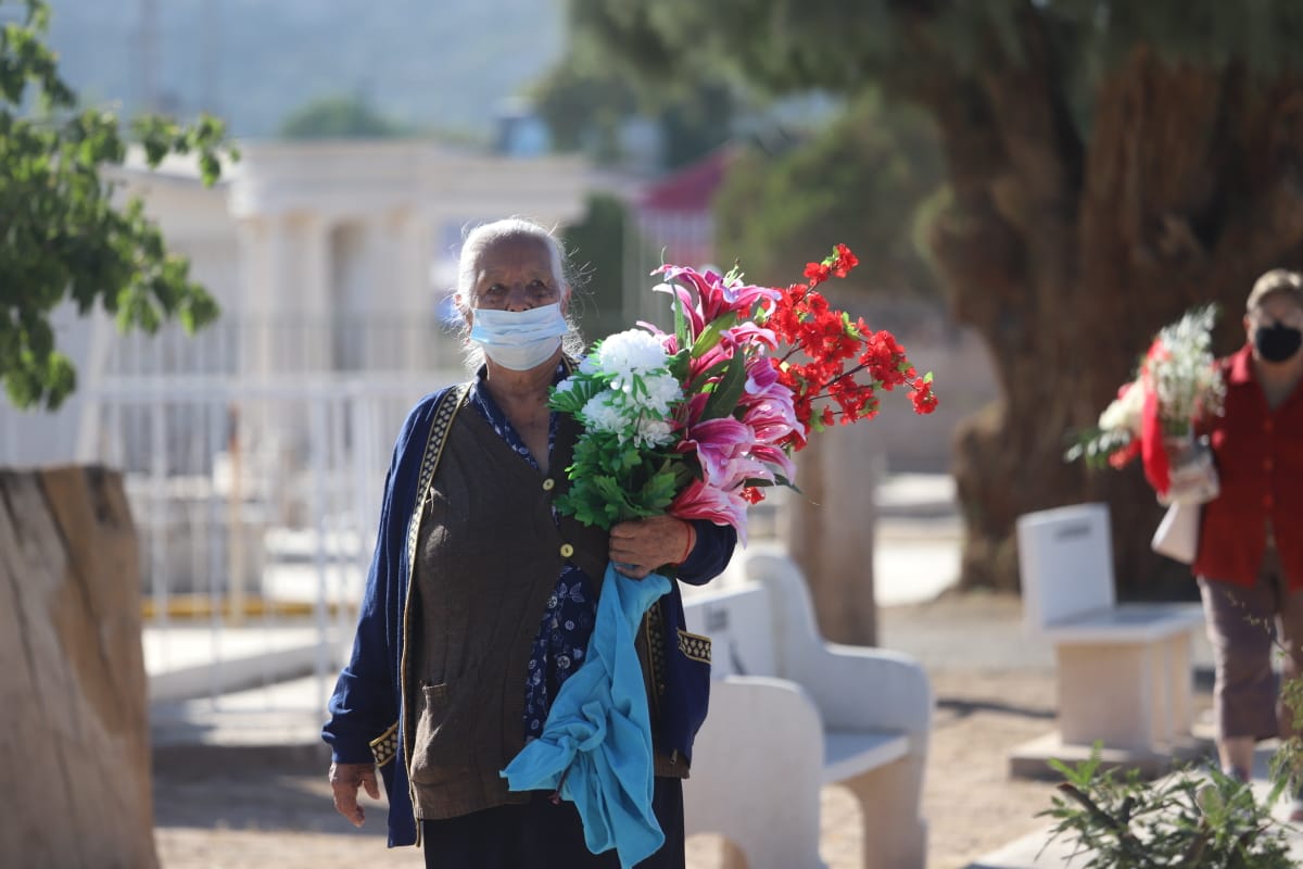 Laguneros llegan a los panteones este 2 de noviembre para conmemorar el Día de Muertos. | Rolando Riestra