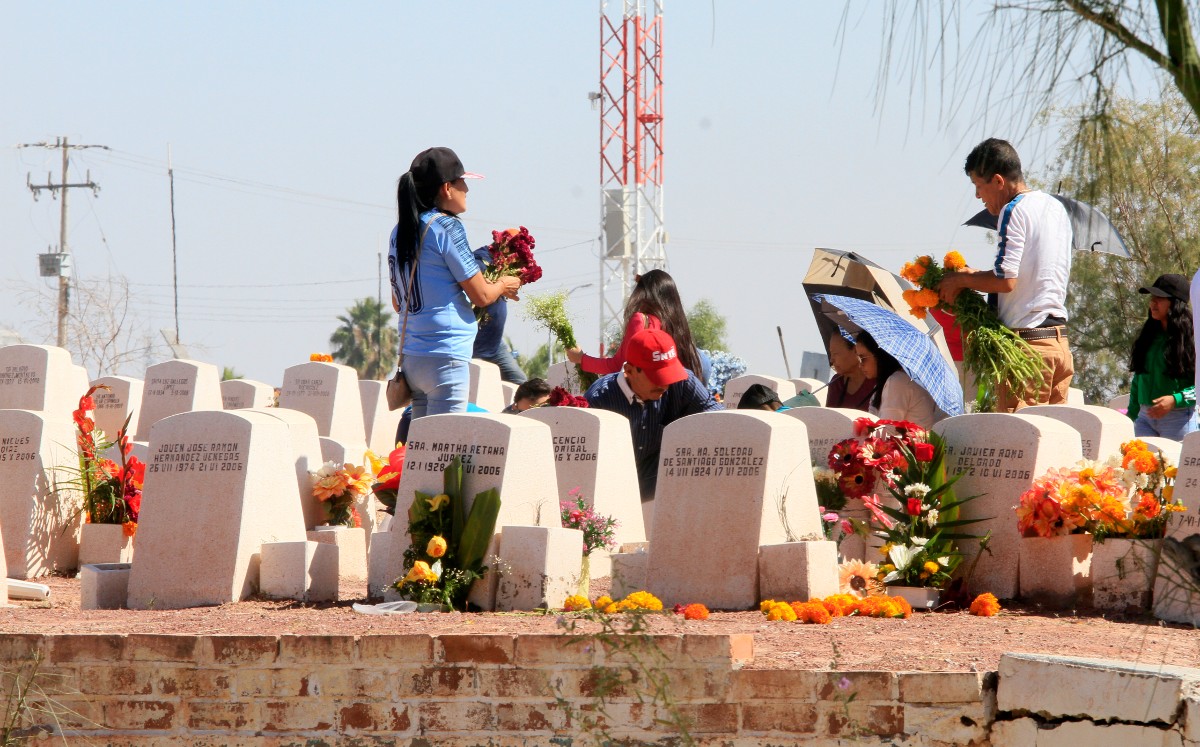 Más de 30 mil personas recordaron a sus difuntos en Torreón. (Mauricio Román)
