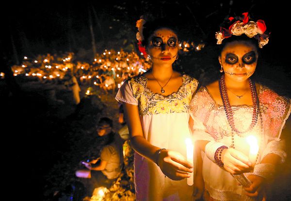 Mujeres indígenas participan en el Hanal Pixán (Comida de las Ánimas) en Quintana Roo. EFE