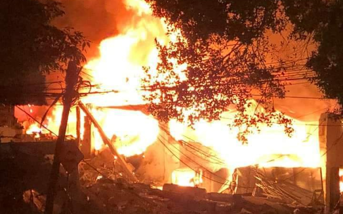 Los trabajos para controlar el incendio del almacén en Tabasco se prolongaron hasta la mañana. | Especial