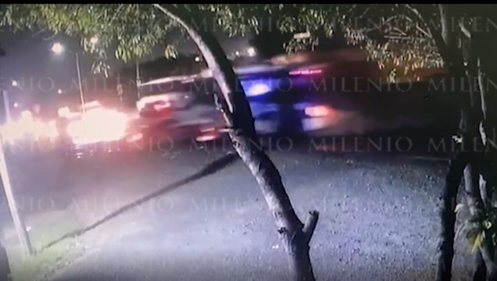 El tren avanza e impacta primero al camión de pasajeros y después a un auto. Foto: Especial