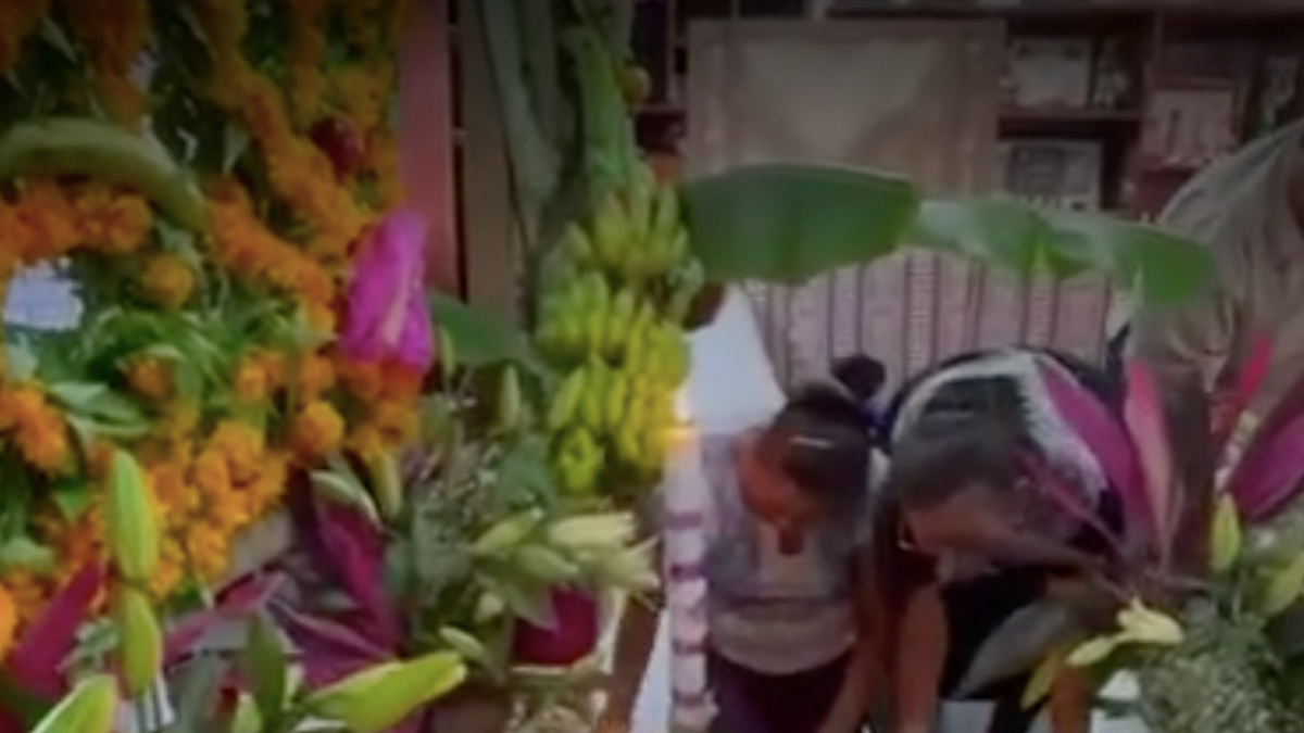 Zapotecas en Juchitán, Oaxaca rinden tributo a seres queridos