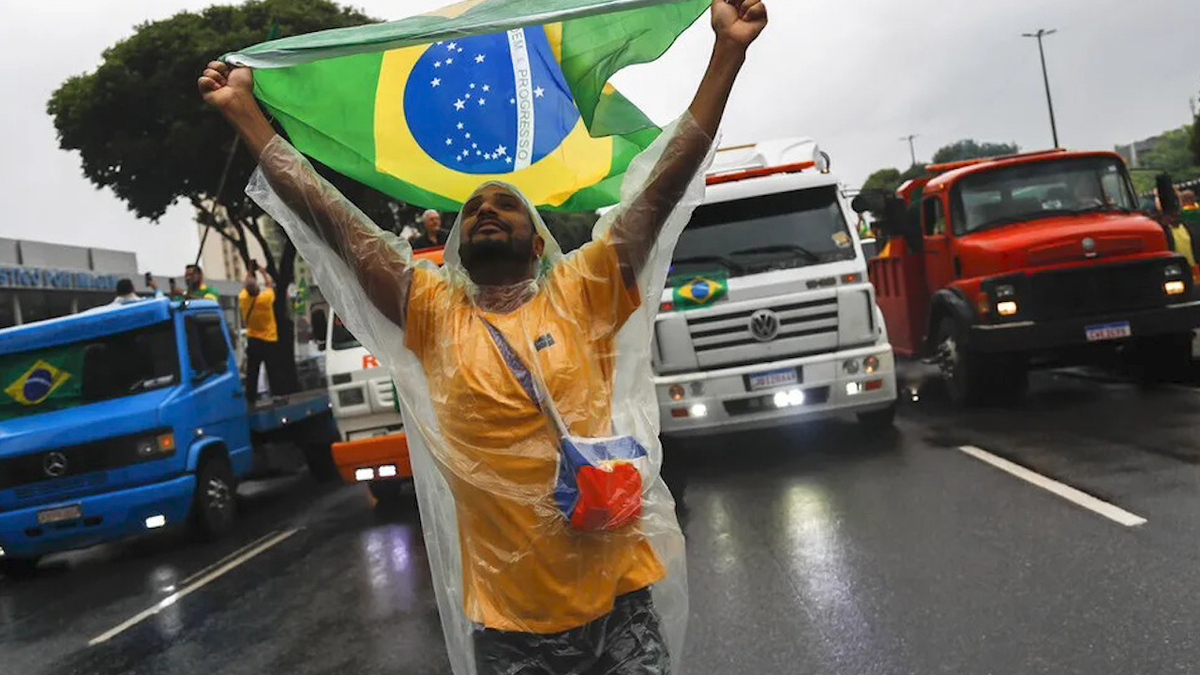 Auto atropella a manifestantes afines a Bolsonaro durante bloqueo4