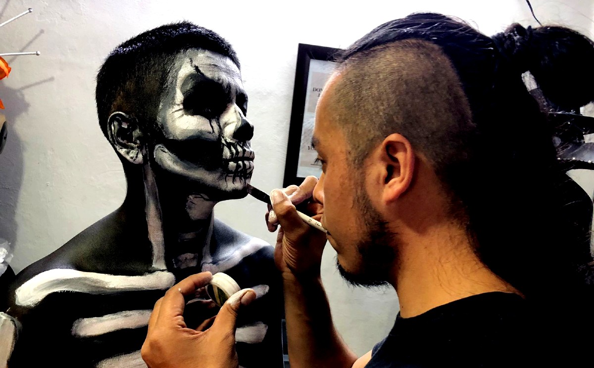 En estas fechas se enfocan en la realización de disfraces y maquillajes artísticos.
