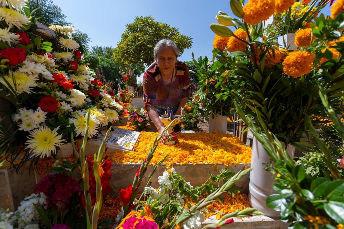 Huaquechula despide a sus difuntos con la “enflorada”  | Andrés Lobato