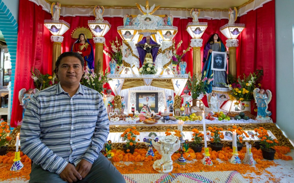 En Huaquechula, familias de despiden a sus animas con arreglos florales en tumbas | Andrés Lobato