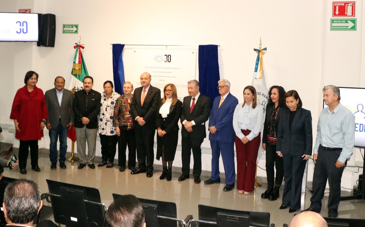 Este jueves se develó la placa por los 30 años de la creación de la CEDHNL. Foto: Raúl Palacios