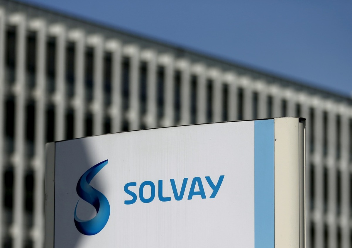 Logo del grupo químico belga Solvay en su sede en Bruselas, Bélgica. Julio de 2015.  Foto: Reuters