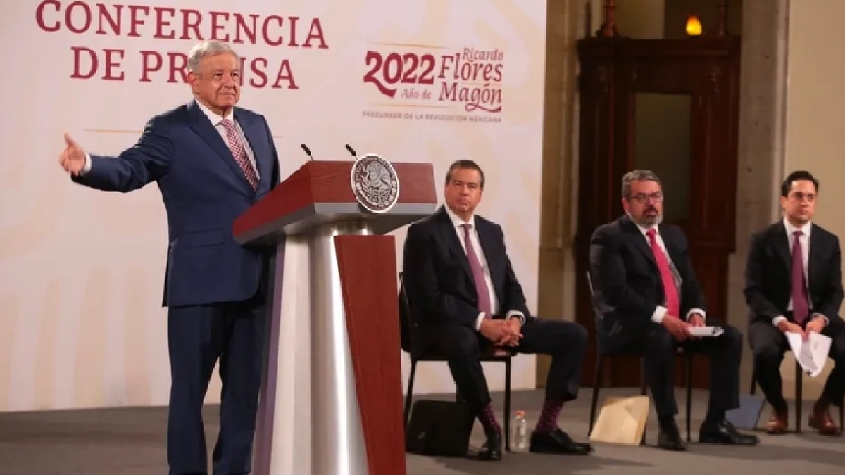 “No debe usar zapatos, sino huaraches”: AMLO