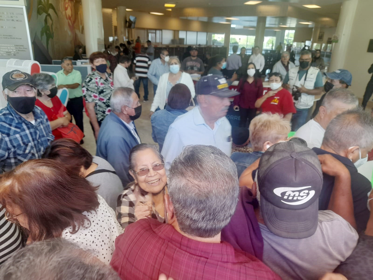 Pensionados se manifiestan en Presidencia de Torreón, piden audiencia con alcalde. | Especial