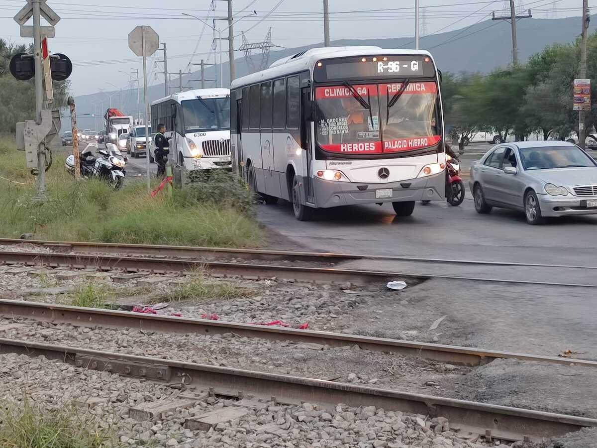 Las plumas que cortan la circulación para el paso del tren, no funcionan, pues aparentemente no tendrían energía eléctrica | Agustín Martínez