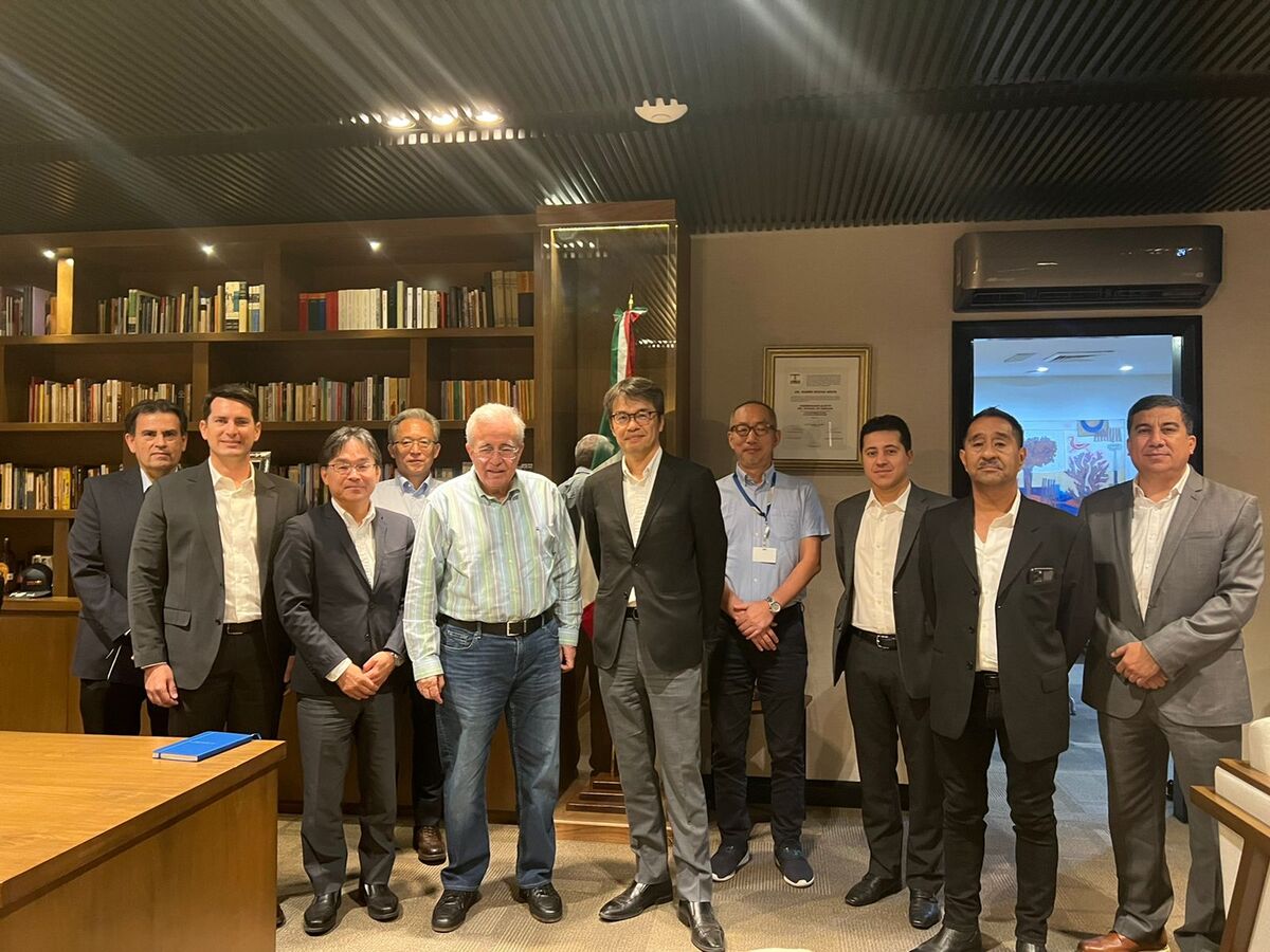 Rubén Rocha Moya, gobernador de Sinaloa, con una comitiva e la empresa encabezada por el director. (Especial)
