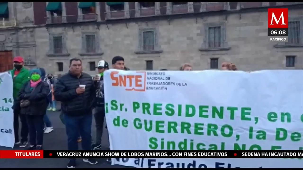 Trabajadores de la SNTE protestan en el Zócalo de CdMx por elecciones