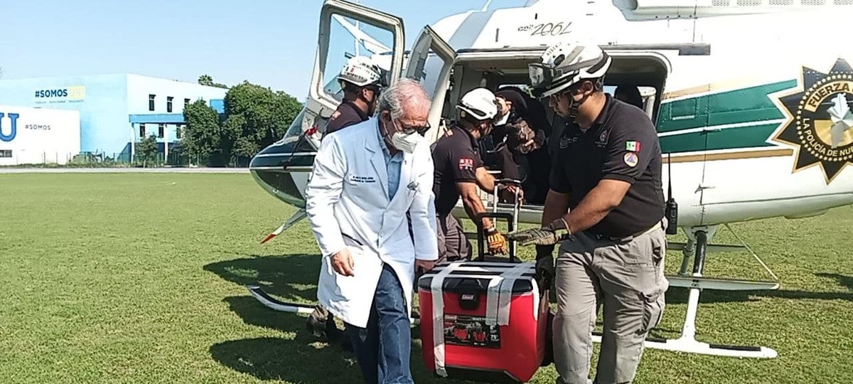 Con el apoyo de ambulancias fue que se logró un exitoso traslado. Foto: Protección Civil Nuevo León
