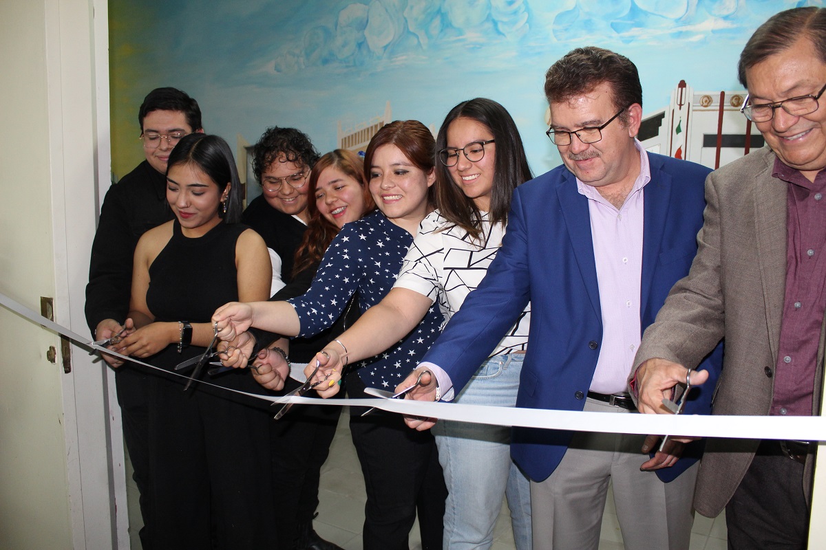 Corte de listón para dar por inaugurado el mural "Raíces de Nuestra Tierra". (Karla Rodríguez)