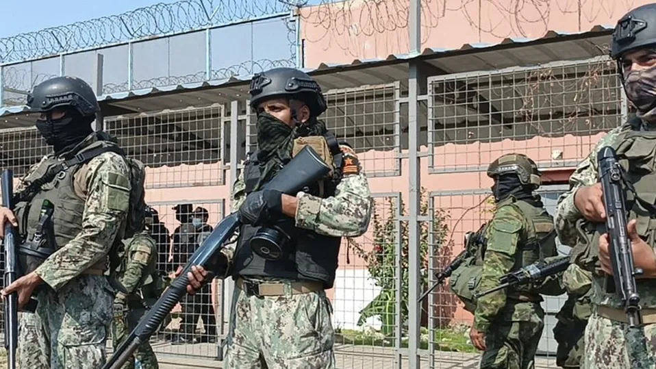 Nuevo motín en cárcel de Guayaquil deja 15 oficiales heridos en Ecuador