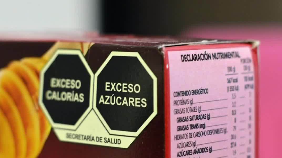 Presentan amparos contra etiquetado en comida chatarra