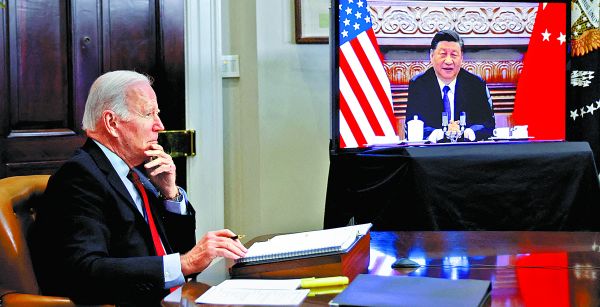 El presidente Joe Biden habla virtualmente con Xi Jinping desde la Casa Blanca. Jonathan Ernst/Reuters