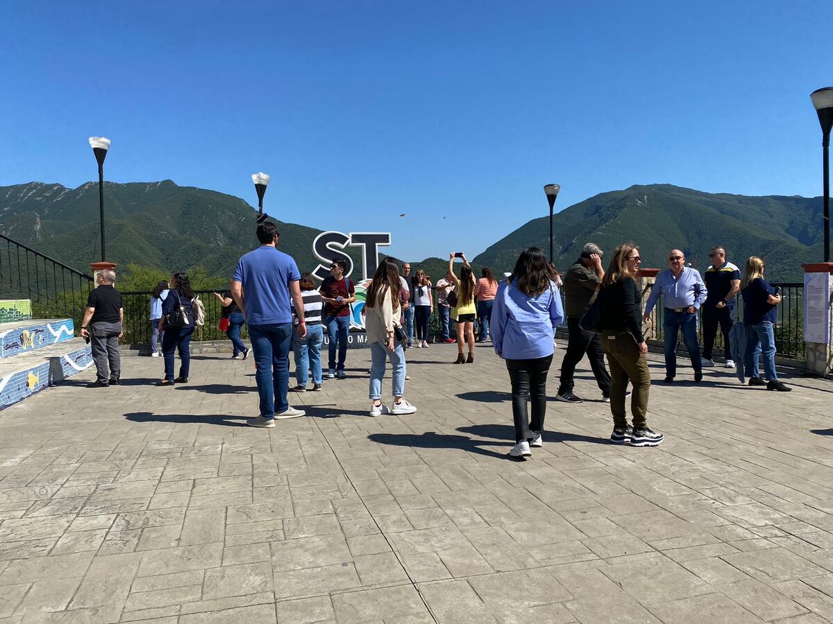 Acuden paseantes a Santiago, Nuevo León. Foto: Frida Rodríguez