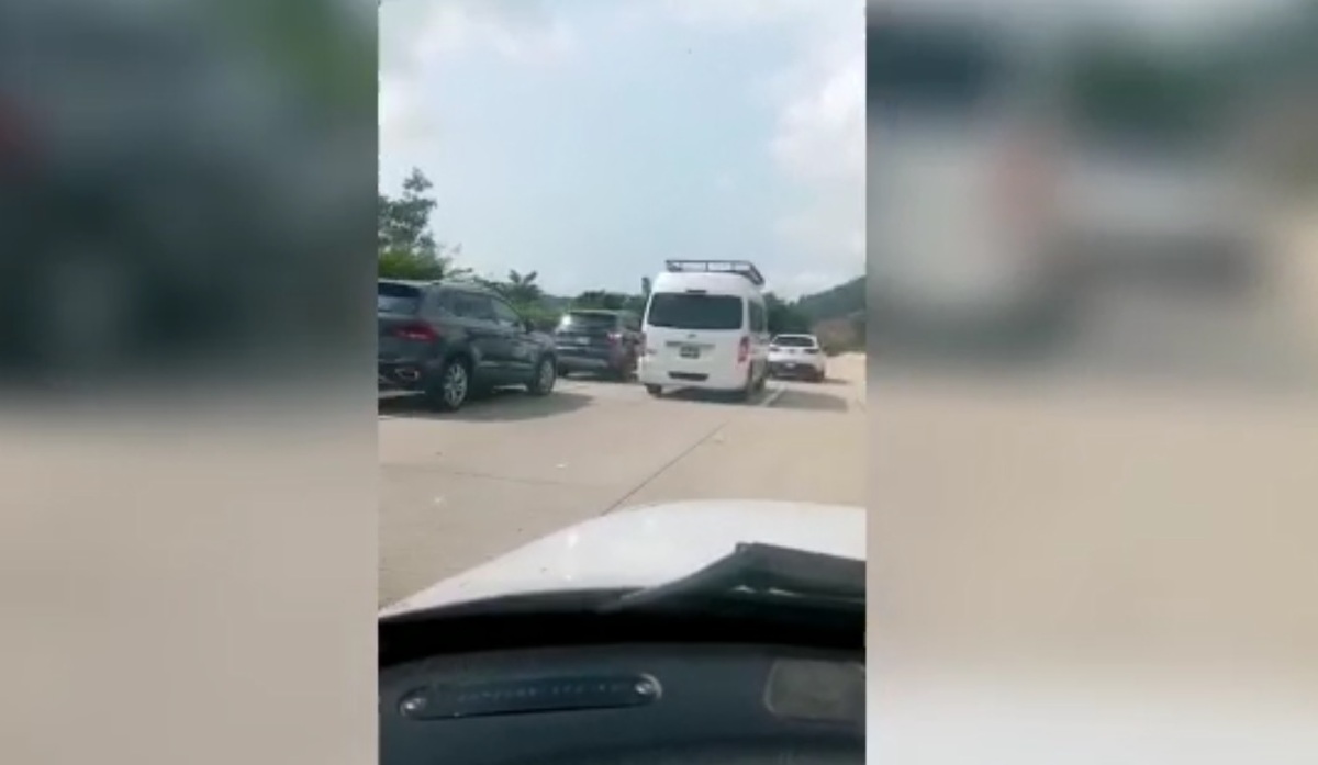 Algunos automovilistas regresaban en sentido contrario. (Javier Trujillo)