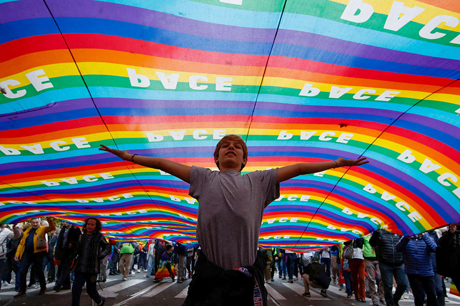 La gente se manifiesta por la paz y contra la invasión rusa. |Reuters