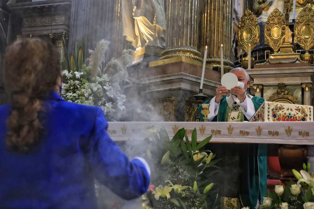 El arzobispo de Puebla, Víctor Sánchez Espinosa, durante la misa dominical en catedral | Andrés Lobato