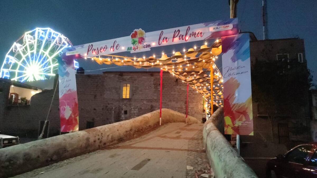 El ayuntamiento señaló que los xhamaties adornarían el Árbol de navidad que se coloca en la plaza central (Especial)