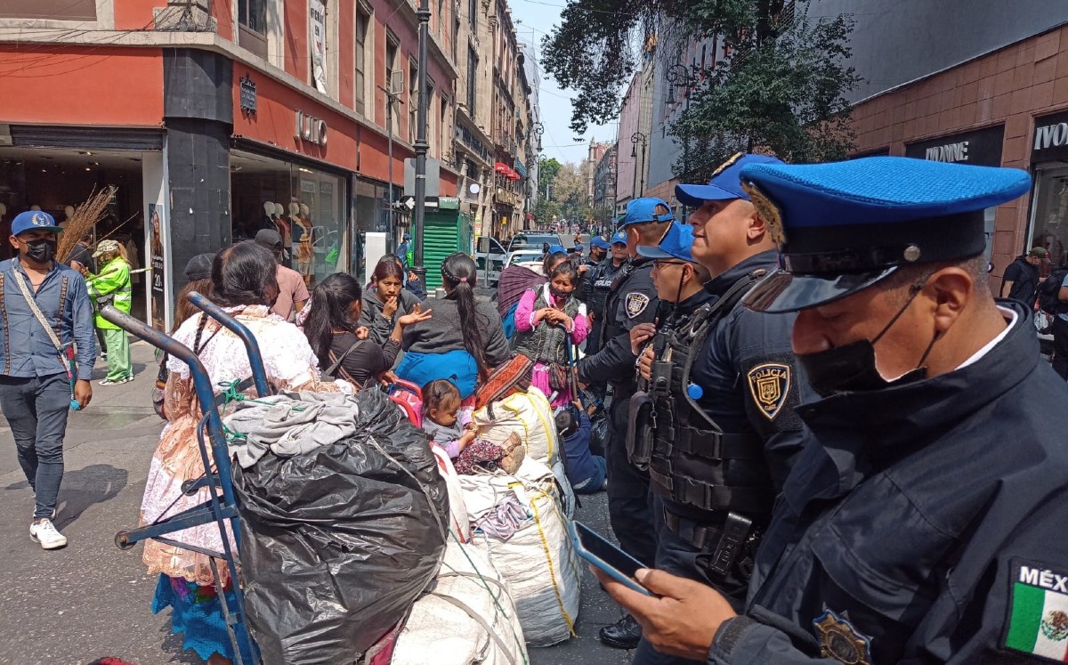 Integrantes del Frente de Unión Artesanos Indígenas Mazahuas y Triquis | César Velázquez