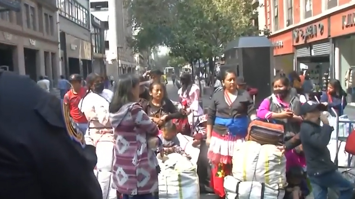 Triquis intentan instalar comercios en el Zócalo en CdMx