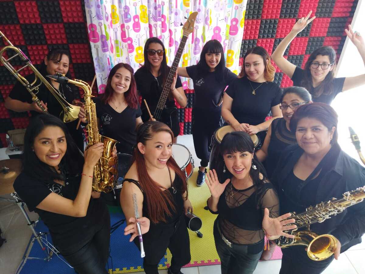 Vanidad Orquesta es una banda conformada por 12 mujeres apasionadas por la música (Elizabeth Hernámndez)