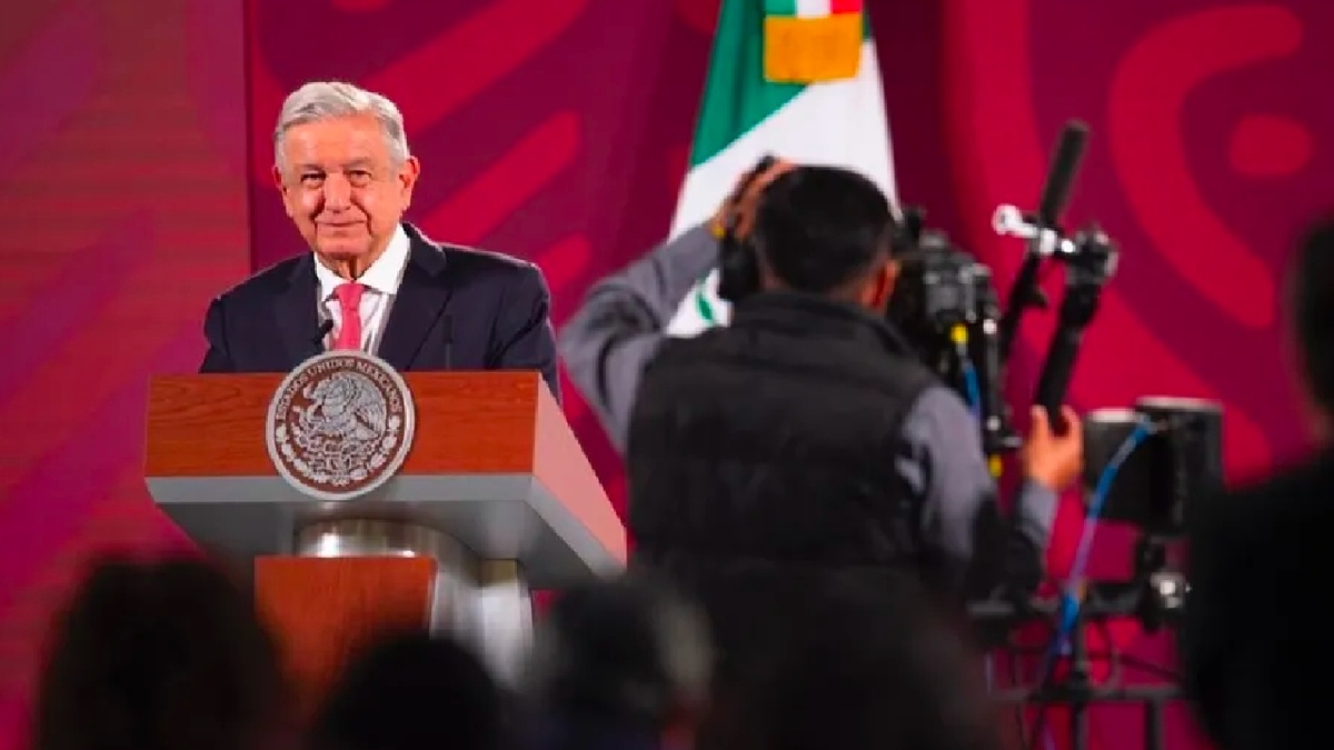 AMLO regalará diccionario sobre política a Santiago Creel