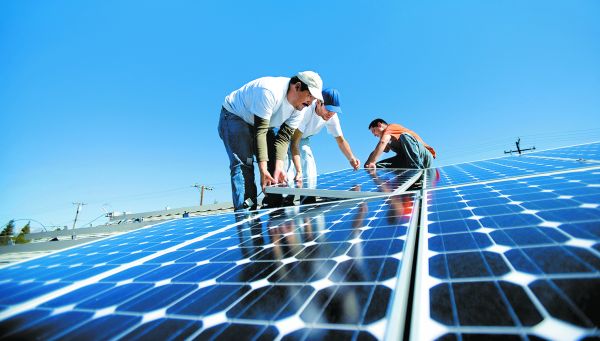 Colocación de paneles solares, parte de las tecnologías que buscan impulsar. Shutterstock