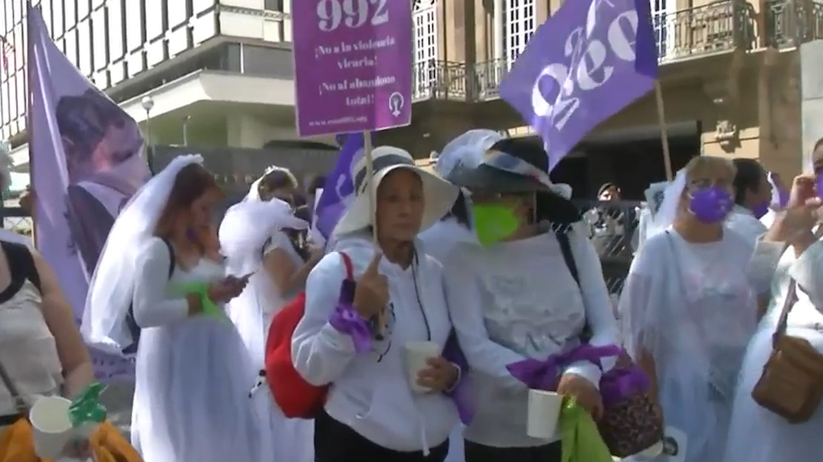 Feministas se manifiestan en embajada de EU para erradicar la violencia vicaria