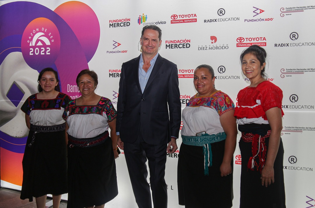 Gerardo Cándano, presidente de Fundación Merced, con representantes de Fundación Haciendas del Mundo Maya A.C. (Juan Carlos Fernández)