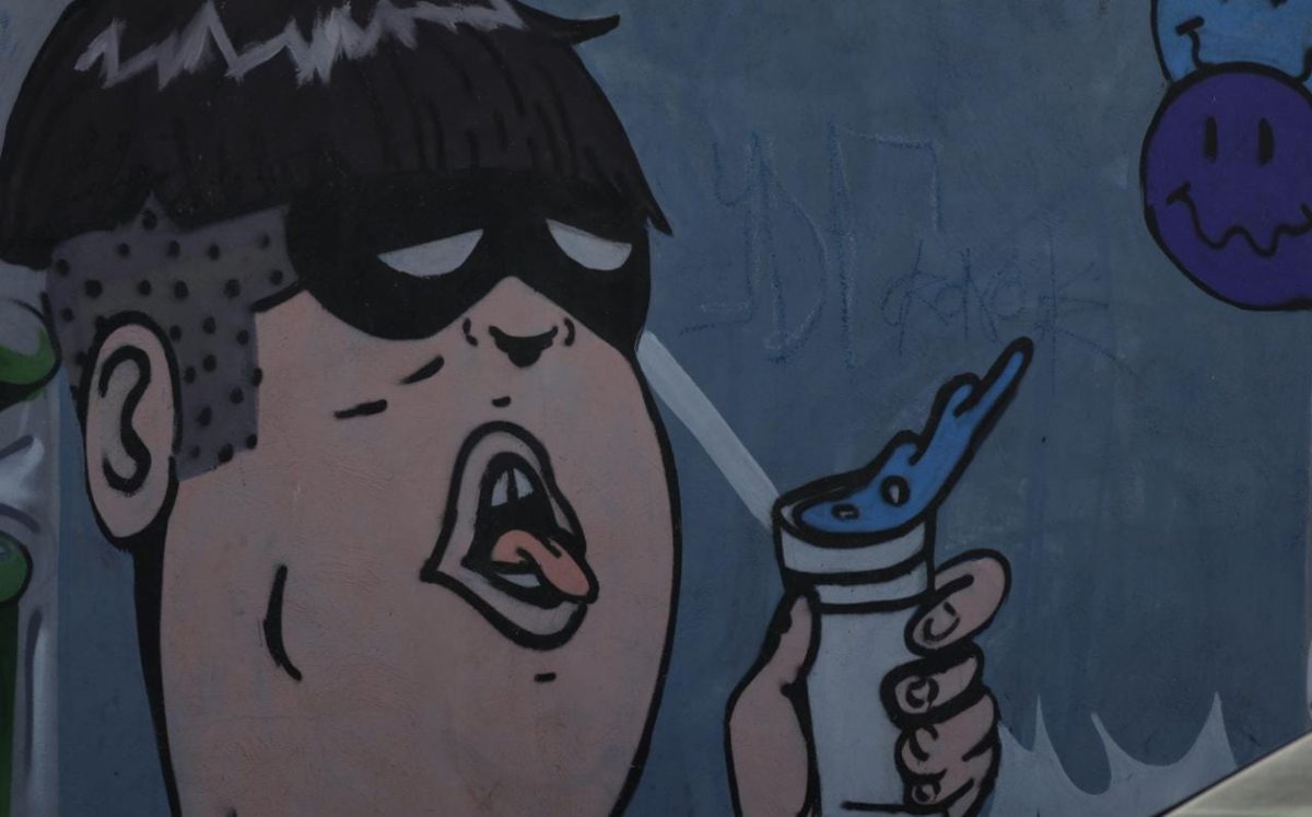 Mural callejero donde se percibe a un hombre ingiriendo una bebida | Andrés Lobato