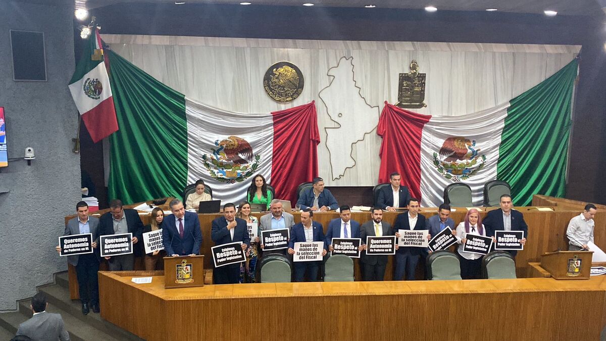 Con pancartas, se manifestaron en el Congreso de NL. Foto: Kevin Recio