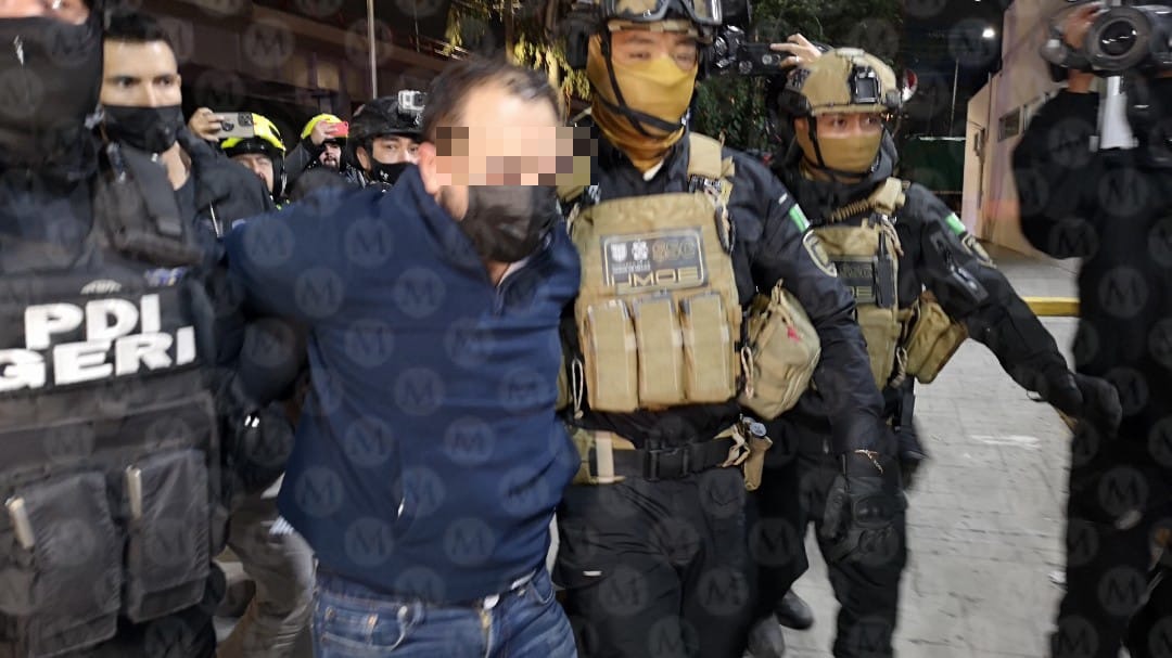 Rautel 'N' a su llegada al AICM. (Jorge Becerril)
