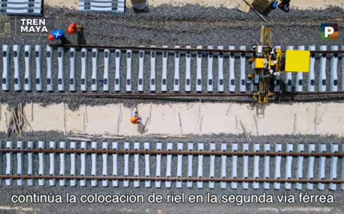 El tramo 3 a la altura de los municipios de Mérida y Tixpéhual, Yucatán, continúa la colocación de riel. Foto: (Especial)