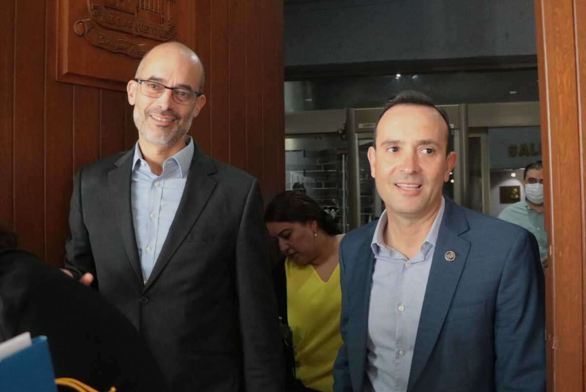 El alcalde de San Pedro, Miguel Treviño, se reunió hoy con la bancada del PAN en el Congreso local. Foto: Leonel Rocha
