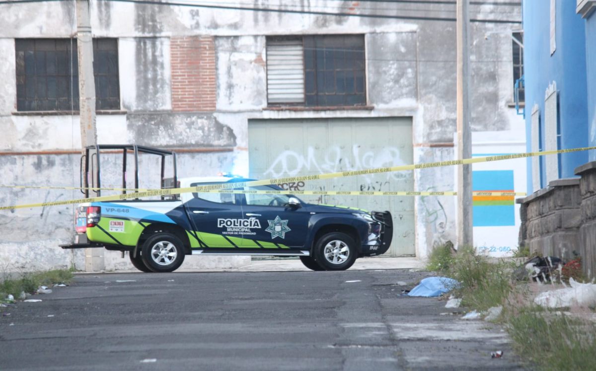 Cadáver permanece en vía pública de Puebla por cinco horas | Alfredo Fernández