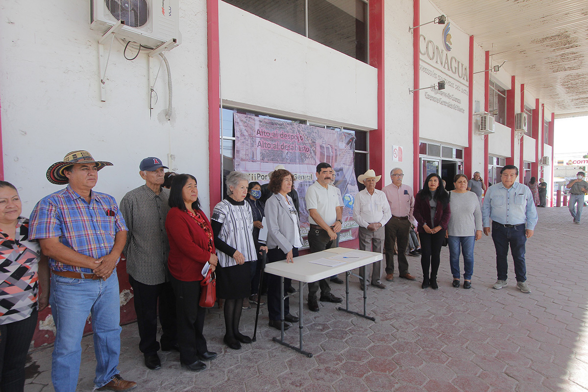 Ciudadanos se manifiestan a las afueras de oficinas de Conagua en Torreón. | Manuel Guadarrama