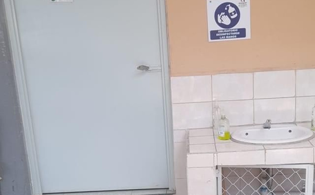 "Comparten 10 baños entre 500 alumnos y hacen sus necesidades sobres WC sucios". (Especial)