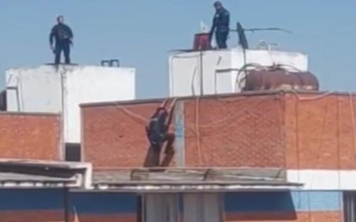 Ladrón se esconde en cisterna tras ser descubierto por la policía | Especial