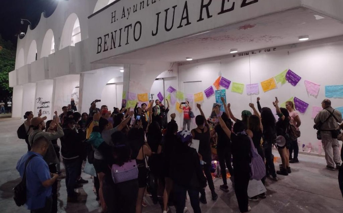 Las manifestantes realizaron diversas pintas con consignas en favor de su causa en la Plaza de la Reforma. | Rafael Martinez