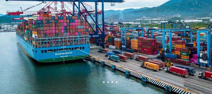Recibieron dos nuevas grúas Súper Post Panamax con tecnología de punta.